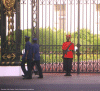 Dakar, un garde saluant au Palais Présidentiel.